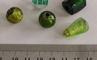 Isoja vihreitä lasihelmiä 5 kpl