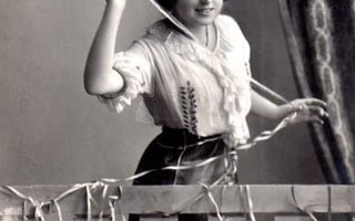 NAINEN / Hymyilevä kaunis tyttö ja serpentiiniä. 1910-l.