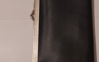 musta vintage käsilaukku hopeinen lukkopalkki