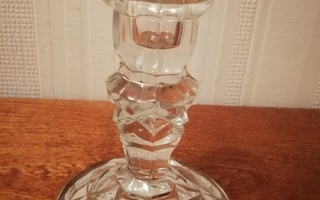 Lasinen kristalihiottu kynttilänjalka