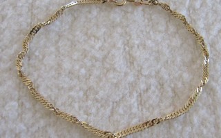 Kultainen ranneketju, pituus n. 18,5 cm, leveys n. 2 mm