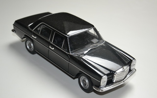 Mercedes-Benz  220  pystylyhty    1/24  Welly