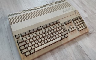 Amiga 500 tietokone + lisämuisti