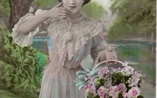 NAINEN / Ujo kaunis tumma tyttö ja ruusukori. 1900-l.