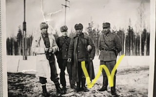 Valokuva suomalaisupseerit ja venäläinen sotavanki