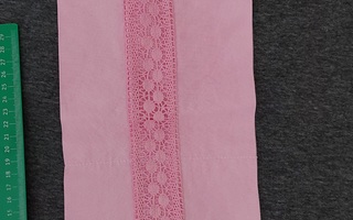 vaaleanpunainen kangas + pitsi wc-paperiteline
