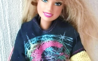 Barbie 2005 ja Mary Quant kitara