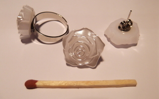 Upean valkoisen hohtavat ruusukorut(sormus ja korvikset)