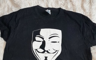 Hakkerin kuvalla oleva JHK t-paita, koko M musta