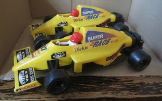 Kaksi Dickie Race Team -kilpa-autoa
