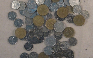Suomalaisia 10 pennin kolikoita