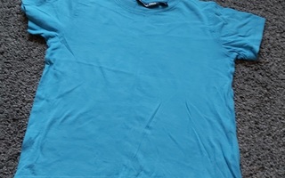 Poikien sininen perus t-paita koko 110 / 116