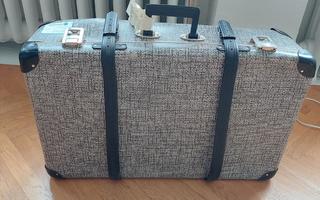 Vanha vaneri matkalaukku