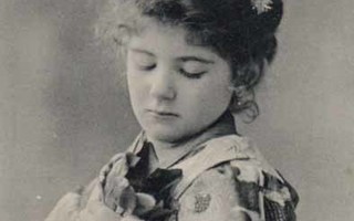 GEISHA / Pieni tyttö tunikassa ja viuhka. 1900-l.
