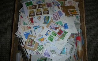 Laatikollinen vanhaa postimerkkileikettä vuoden 1963 jälkeen