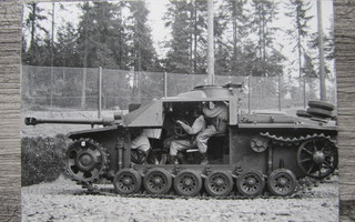 STURMGESCHüTZ.....StuG, "leikattu" sivukuva rynnäkkötykistä.