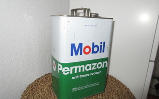 Vanha peltinen öljykanisteri Mobil