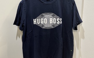 Hugo Boss Green tummansininen t-paita XL