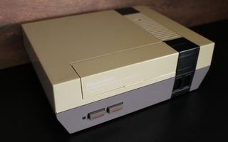 NES 8-bit konsoli (PAL-B/SCN) *Pelkkä huollettu konsoli*