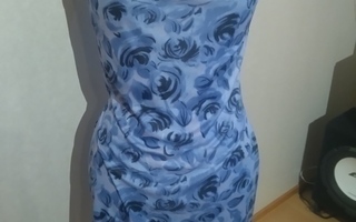 Sininen ruusukuvioinen mekko, L