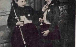 LAPSI / Poika, luodikko ja ujo pikkutyttö. 1900-l.