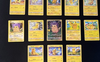 13 kpl erilaisia Pikachu Pokemon kortteja #1