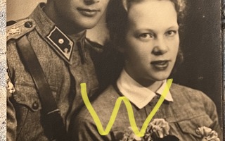 Valokuva Vänrikki ja Lotta vihkikuvassa 1942