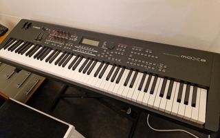 Yamaha MOX8 piano / kosketinsoitin / työasemasyntetisaattori