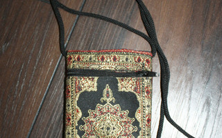 Pikku laukku Indiska puhelin laukku musta kulta punainen