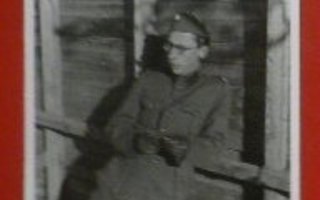Foto - Nuori sotilas nojaa seinustaan  (K8)