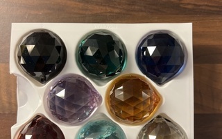 Värilliset kristallipallot
