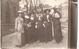 Opiskelijoita 1900-luvun alussa; luennolta paluu