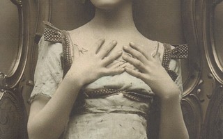 Vaaleatukkainen nainen Art nouveau