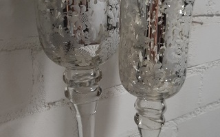 Kaksi lasista kynttilämaljaa valk hopeinen