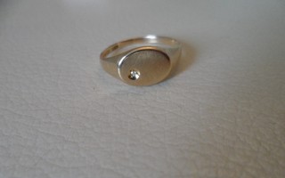 Kultainen sormus timantilla koko 17,5