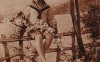 LAPSI / Aidalla istuva merimies-asuinen lapsi. 1910-l.