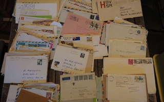 Kirjekuoria postimerkkeineen