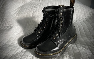 Dr. Martens uudet kiiltonahkamaiharit 37