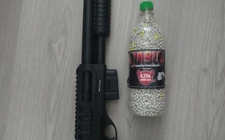 Airsoftase, kuulia ja tähtäin