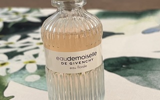 Givenchyn Eaudemoiselle Florale 50 ml