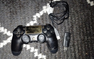 Sony PlayStation 4 peliohjain mustanvärinen ja kullanvärinen