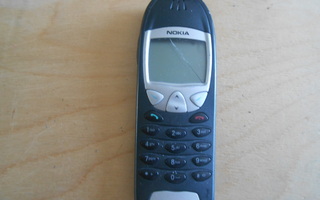 Nokia 6210 + akku (huono) ja laturi. Lasissa halkeama.