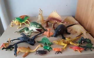 20 kpl dinosauruksia pikkueläimiä ötököitä koot 4-15 cm