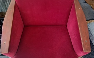 Viininpunainen samettinen nojatuoli