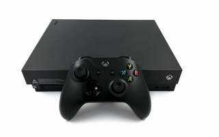 Xbox One X 1TB konsoli + ohjain