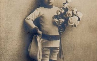LAPSI / Suloinen pieni herrasmies neuleasussa. 1900-l.