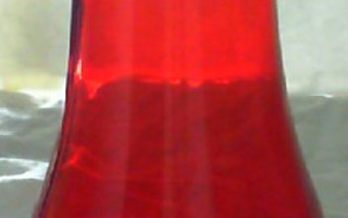Punainen lasimaljakko