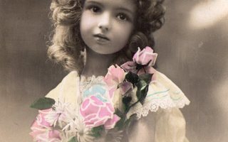 Vanha postikortti- pikkutyttö ja ruusut