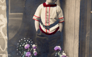 LAPSI / Vekkuli poika ovella kädet taskuissa. 1900-l.
