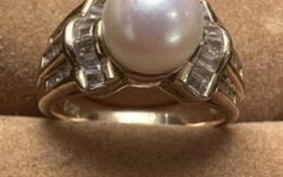 S181 Keltakulta sormus timanteilla ja helmellä